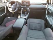 ✅ 2021 Toyota RAV4 SE • VIN: JTMAB3FV2MD011079 • Lot: 82491345. Wystawiony na Copart z przebiegiem 115 360 mil. Bezpłatny archiwum sprzedaży aukcyjnych z USA i szczegółowy raport historii pojazdu na DreamBid. Zdjęcie 8.