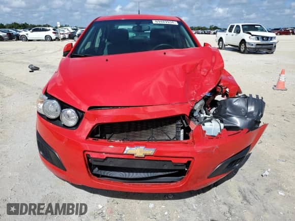 2014 Chevrolet Sonic LS z VIN 1G1JA5SH6E4128074, wystawiony jako Copart lot #69489934 z przebiegiem 104 912 mil mil oraz Szkoda całkowita • Salvage title. Historia ofert i sprzedaży dostępna na DreamBid. Obrazek 5.