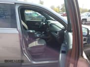 ✅ 2023 Chevrolet Traverse LT Cloth • VIN: 1GNERGKW0PJ104926 • Lot: 43464850. Wystawiony na IAAI z przebiegiem 27 566 mil. Bezpłatny archiwum sprzedaży aukcyjnych z USA i szczegółowy raport historii pojazdu na DreamBid. Zdjęcie 5.