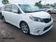 ✅ 2012 Toyota Sienna SE • VIN: 5TDXK3DC3CS268136 • Лот: 42153110. Опубликован ранее на IAAI с пробегом 248 887 миль. Бесплатный доступ к архиву аукционных продаж из США и подробный отчёт об истории автомобиля на DreamBid. Изображение 1.