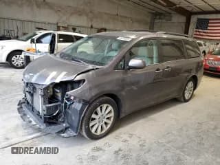 ✅ 2012 Toyota Sienna XLE • VIN: 5TDDK3DC7CS047951 • Lot: 85266065. Wystawiony na Copart z przebiegiem 294 982 mil. Bezpłatny archiwum sprzedaży aukcyjnych z USA i szczegółowy raport historii pojazdu na DreamBid. Zdjęcie 1.