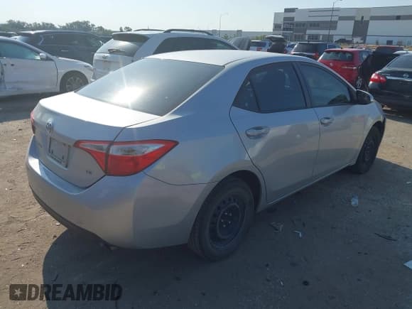 ✅ 2015 Toyota Corolla LE • VIN: 5YFBURHE7FP360477 • Lot: 43192036. Wystawiony na IAAI z przebiegiem 121 555 mil. Bezpłatny archiwum sprzedaży aukcyjnych z USA i szczegółowy raport historii pojazdu na DreamBid. Zdjęcie 4.