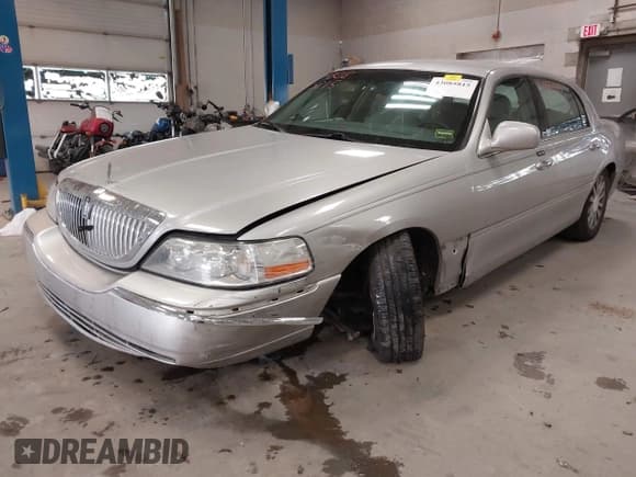 ✅ 2007 Lincoln Town Car Signature • VIN: 1LNHM81V47Y620308 • Лот: 43085815. Опубликован ранее на IAAI с пробегом 117 298 миль. Бесплатный доступ к архиву аукционных продаж из США и подробный отчёт об истории автомобиля на DreamBid. Изображение 6.