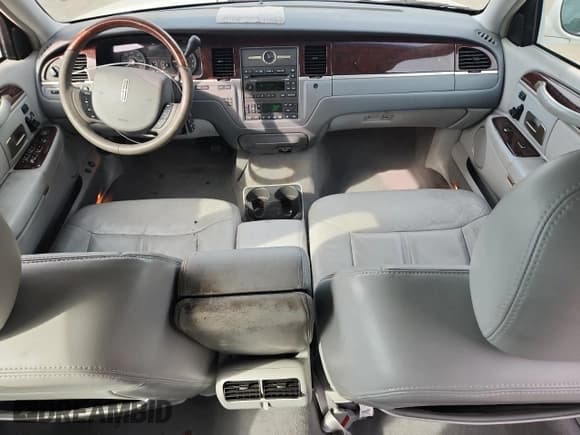 ✅ 2006 Lincoln Town Car Signature Limited • VIN: 1LNHM82V76Y635544 • Lot: 87372505. Wystawiony na Copart z przebiegiem 202 987 mil. Bezpłatny archiwum sprzedaży aukcyjnych z USA i szczegółowy raport historii pojazdu na DreamBid. Zdjęcie 8.