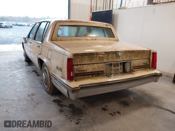 ✅ 1987 Cadillac DeVille • VIN: 1G6CD5185H4288138 • Lot: 43734080. Wystawiony na IAAI z przebiegiem 99 243 mil. Bezpłatny archiwum sprzedaży aukcyjnych z USA i szczegółowy raport historii pojazdu na DreamBid. Zdjęcie 3.