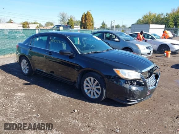 ✅ 2014 Chrysler 200 Touring • VIN: 1C3CCBBG8EN119617 • Lot: 43492912. Wystawiony na IAAI z przebiegiem 144 597 mil. Bezpłatny archiwum sprzedaży aukcyjnych z USA i szczegółowy raport historii pojazdu na DreamBid. Zdjęcie 1.