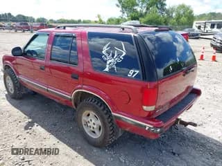 ✅ 1997 Chevrolet Blazer LS • VIN: 1GNDT13W6V2254801 • Lot: 43107041. Wystawiony na IAAI z przebiegiem 142 583 mil. Bezpłatny archiwum sprzedaży aukcyjnych z USA i szczegółowy raport historii pojazdu na DreamBid. Zdjęcie 3.