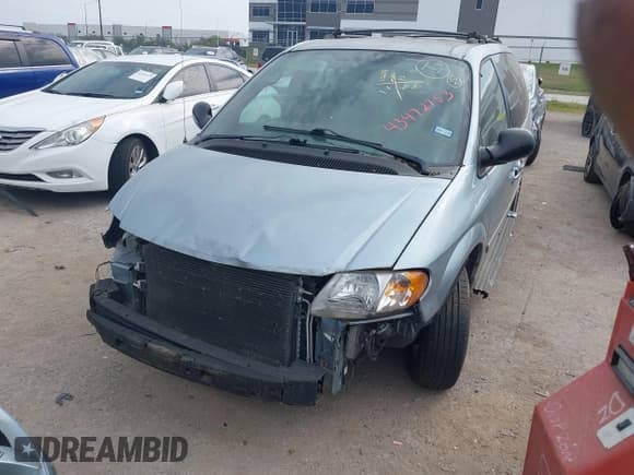 ✅ 2005 Dodge Caravan SE • VIN: 2D4GP24RX5R142161 • Lot: 43472753. Wystawiony na IAAI z przebiegiem 70 628 mil. Bezpłatny archiwum sprzedaży aukcyjnych z USA i szczegółowy raport historii pojazdu na DreamBid. Zdjęcie 2.