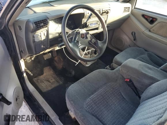 ✅ 1994 Chevrolet S-10 LS • VIN: 1GCCS19Z6R8207201 • Lot: 90338075. Wystawiony na Copart z przebiegiem 201 517 mil. Bezpłatny archiwum sprzedaży aukcyjnych z USA i szczegółowy raport historii pojazdu na DreamBid. Zdjęcie 8.