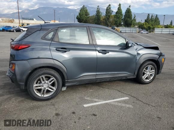 ✅ 2020 Hyundai Kona SE • VIN: KM8K12AA8LU545297 • Лот: 83842115. Опубликован ранее на Copart с пробегом 109 513 миль. Бесплатный доступ к архиву аукционных продаж из США и подробный отчёт об истории автомобиля на DreamBid. Изображение 3.