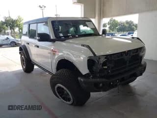 ✅ 2023 Ford Bronco • VIN: 1FMEE5DP9PLB65853 • Lot: 42780611. Wystawiony na IAAI z przebiegiem 30 929 mil. Bezpłatny archiwum sprzedaży aukcyjnych z USA i szczegółowy raport historii pojazdu na DreamBid. Zdjęcie 1.