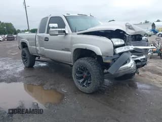 ✅ 2004 Chevrolet Silverado 2500HD LT • VIN: 1GCHK29114E215156 • Lot: 42376499. Wystawiony na IAAI z przebiegiem Nie podano. Bezpłatny archiwum sprzedaży aukcyjnych z USA i szczegółowy raport historii pojazdu na DreamBid. Zdjęcie 1.