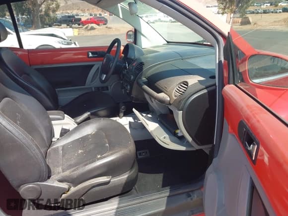 ✅ 2005 Volkswagen Beetle GLS • VIN: 3VWCM31Y55M364116 • Lot: 43312162. Wystawiony na IAAI z przebiegiem 93 386 mil. Bezpłatny archiwum sprzedaży aukcyjnych z USA i szczegółowy raport historii pojazdu na DreamBid. Zdjęcie 5.