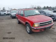✅ 1997 Chevrolet Blazer LS • VIN: 1GNDT13W4VK128582 • Lot: 41796941. Wystawiony na IAAI z przebiegiem 93 433 mil. Bezpłatny archiwum sprzedaży aukcyjnych z USA i szczegółowy raport historii pojazdu na DreamBid. Zdjęcie 1.