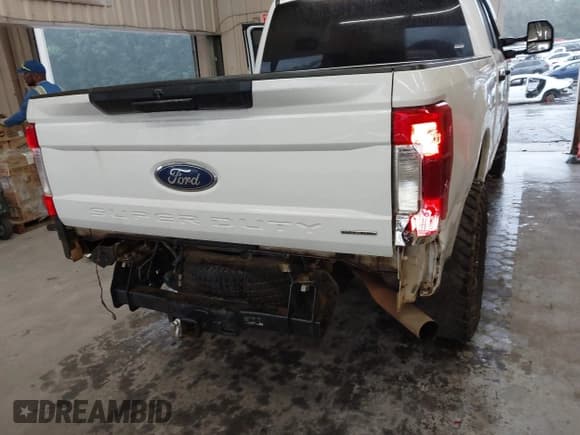 ✅ 2019 Ford F-250 XL • VIN: 1FT7W2B66KED43282 • Lot: 42940654. Listed on IAAI with 223,869 mi. Free auction sales archive from the USA and detailed vehicle history report at DreamBid. Image 18.