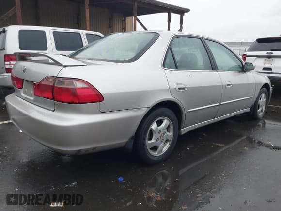 ✅ 1998 Honda Accord EX • VIN: 1HGCG5558WA158665 • Лот: 43859002. Опубликован ранее на IAAI с пробегом 272 472 миль. Бесплатный доступ к архиву аукционных продаж из США и подробный отчёт об истории автомобиля на DreamBid. Изображение 4.