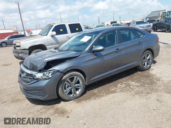 ✅ 2024 Volkswagen Jetta SE • VIN: 3VW7M7BU8RM039583 • Lot: 43155275. Wystawiony na IAAI z przebiegiem 16 139 mil. Bezpłatny archiwum sprzedaży aukcyjnych z USA i szczegółowy raport historii pojazdu na DreamBid. Zdjęcie 2.