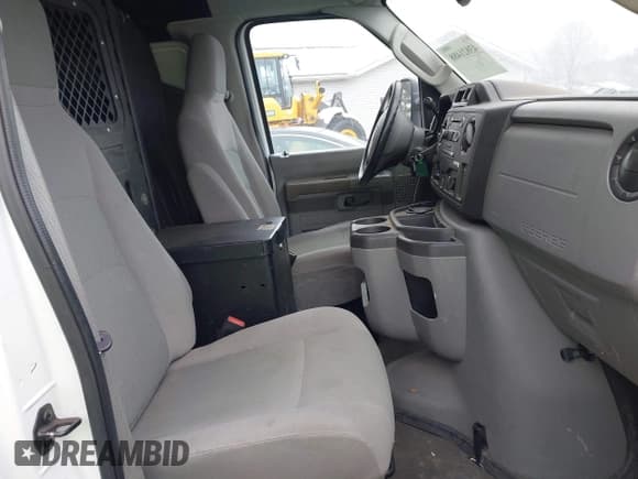 ✅ 2011 Ford Econoline Cargo Commercial • VIN: 1FTNE2EW8BDB38686 • Lot: 43821488. Wystawiony na IAAI z przebiegiem 165 518 mil. Bezpłatny archiwum sprzedaży aukcyjnych z USA i szczegółowy raport historii pojazdu na DreamBid. Zdjęcie 5.