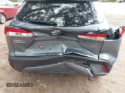 ✅ 2024 Toyota Corolla Cross LE • VIN: 7MUCAABG7RV091214 • Lot: 43408193. Wystawiony na IAAI z przebiegiem 23 668 mil. Bezpłatny archiwum sprzedaży aukcyjnych z USA i szczegółowy raport historii pojazdu na DreamBid. Zdjęcie 6.