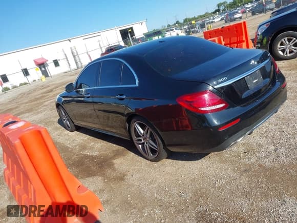 ✅ 2019 Mercedes-Benz E 300 • VIN: WDDZF4KB7KA627373 • Lot: 43150039. Listed on IAAI with 44,083 mi. Free auction sales archive from the USA and detailed vehicle history report at DreamBid. Image 3.