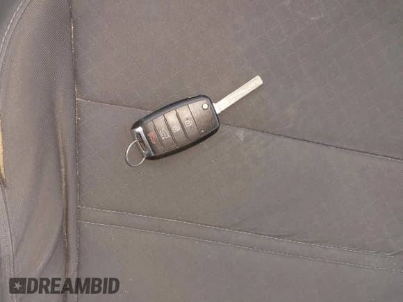 ✅ 2016 Kia Sorento LX • VIN: 5XYPG4A33GG015753 • Lot: 43672489. Wystawiony na IAAI z przebiegiem 201 857 mil. Bezpłatny archiwum sprzedaży aukcyjnych z USA i szczegółowy raport historii pojazdu na DreamBid. Zdjęcie 11.