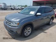 ✅ 2018 Volkswagen Atlas SE • VIN: 1V2KR2CA2JC585922 • Lot: 42488658. Wystawiony na IAAI z przebiegiem 105 878 mil. Bezpłatny archiwum sprzedaży aukcyjnych z USA i szczegółowy raport historii pojazdu na DreamBid. Zdjęcie 2.