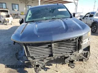 ✅ 2020 Chevrolet Silverado 1500 Custom • VIN: 1GCRWBEK1LZ311786 • Lot: 77437184. Wystawiony na Copart z przebiegiem 84 746 mil. Bezpłatny archiwum sprzedaży aukcyjnych z USA i szczegółowy raport historii pojazdu na DreamBid. Zdjęcie 5.