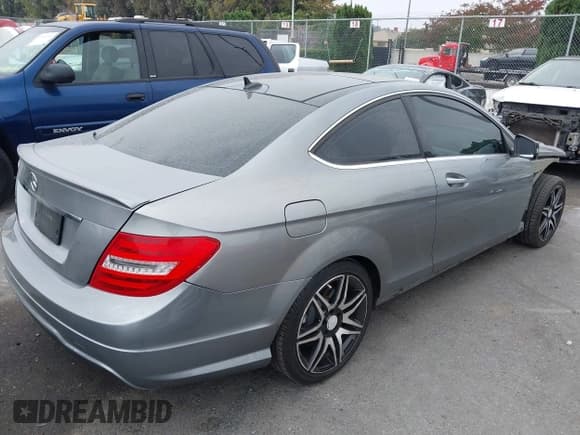 ✅ 2013 Mercedes-Benz C 250 • VIN: WDDGJ4HB9DG059771 • Lot: 42484969. Wystawiony na IAAI z przebiegiem 87 438 mil. Bezpłatny archiwum sprzedaży aukcyjnych z USA i szczegółowy raport historii pojazdu na DreamBid. Zdjęcie 4.