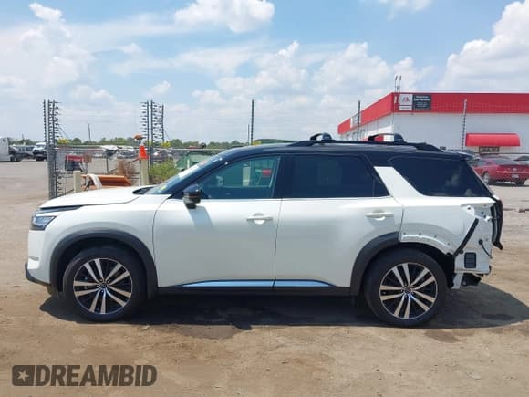 ✅ 2024 Nissan Pathfinder Platinum • VIN: 5N1DR3DH2RC266135 • Lot: 42987573. Wystawiony na IAAI z przebiegiem 15 138 mil. Bezpłatny archiwum sprzedaży aukcyjnych z USA i szczegółowy raport historii pojazdu na DreamBid. Zdjęcie 15.