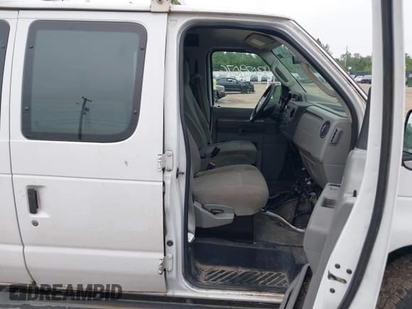 ✅ 2014 Ford Econoline Cargo Commercial • VIN: 1FTNE2EW3EDA31422 • Lot: 43039076. Wystawiony na IAAI z przebiegiem 168 755 mil. Bezpłatny archiwum sprzedaży aukcyjnych z USA i szczegółowy raport historii pojazdu na DreamBid. Zdjęcie 5.