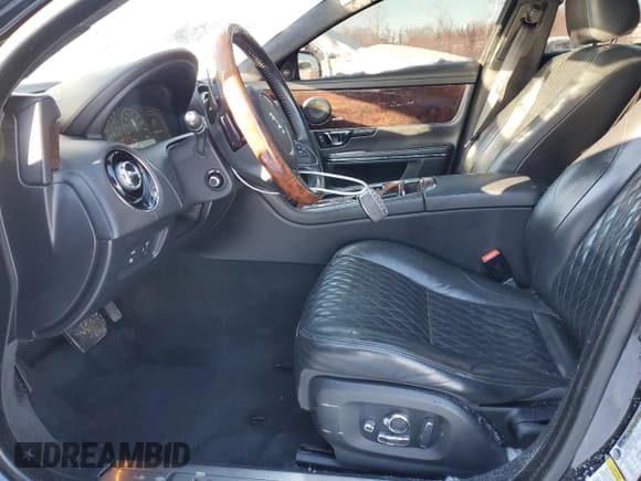 ✅ 2017 Jaguar XJ • VIN: SAJXJ1GD9H8W05594 • Lot: 87329894. Listed on Copart with 59,431 mi. Free auction sales archive from the USA and detailed vehicle history report at DreamBid. Image 7.