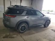 ✅ 2025 Nissan Pathfinder Rock Creek • VIN: 5N1DR3BD9SC250827 • Lot: 58563405. Wystawiony na Copart z przebiegiem 454 mil. Bezpłatny archiwum sprzedaży aukcyjnych z USA i szczegółowy raport historii pojazdu na DreamBid. Zdjęcie 3.