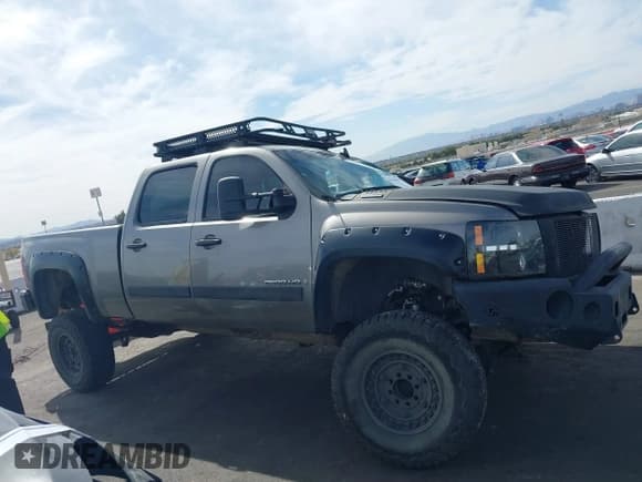 ✅ 2008 Chevrolet Silverado 2500HD LTZ • VIN: 1GCHK236X8F107042 • Лот: 41676842. Опубликован ранее на IAAI с пробегом 329 026 миль. Бесплатный доступ к архиву аукционных продаж из США и подробный отчёт об истории автомобиля на DreamBid. Изображение 12.