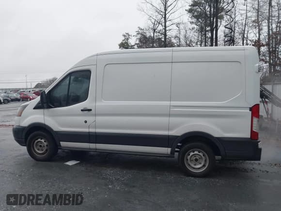 ✅ 2017 Ford Transit Cargo • VIN: 1FTYE1CM3HKA56393 • Lot: 41381136. Wystawiony na IAAI z przebiegiem 397 404 mil. Bezpłatny archiwum sprzedaży aukcyjnych z USA i szczegółowy raport historii pojazdu na DreamBid. Zdjęcie 14.