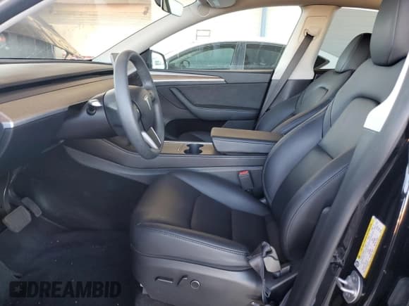 ✅ 2024 Tesla Model Y • VIN: 7SAYGDED9RF019035 • Lot: 56067115. Wystawiony na Copart z przebiegiem 24 049 mil. Bezpłatny archiwum sprzedaży aukcyjnych z USA i szczegółowy raport historii pojazdu na DreamBid. Zdjęcie 7.