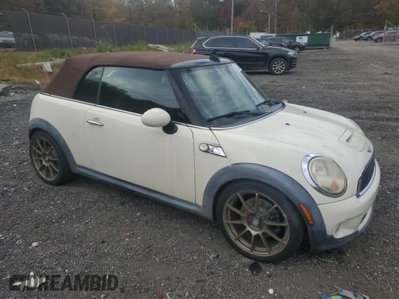 ✅ 2009 MINI Convertible S • VIN: WMWMS33539TG89385 • Lot: 82756675. Listed on Copart with 96,228 mi. Free auction sales archive from the USA and detailed vehicle history report at DreamBid. Image 4.