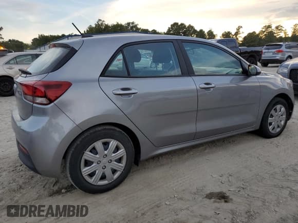✅ 2023 Kia Rio S • VIN: 3KPA25AD4PE597586 • Lot: 83866845. Wystawiony na Copart z przebiegiem 45 993 mil. Bezpłatny archiwum sprzedaży aukcyjnych z USA i szczegółowy raport historii pojazdu na DreamBid. Zdjęcie 3.