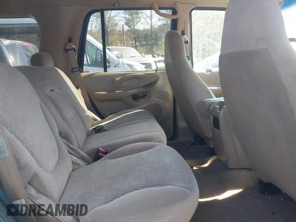 ✅ 1998 Ford Expedition XLT • VIN: 1FMRU17L2WLB58179 • Lot: 43658259. Wystawiony na IAAI z przebiegiem 198 401 mil. Bezpłatny archiwum sprzedaży aukcyjnych z USA i szczegółowy raport historii pojazdu na DreamBid. Zdjęcie 8.