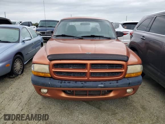 2000 Dodge Dakota z VIN 1B7GL22X0YS648773, wystawiony jako Copart lot #73998694 z przebiegiem 105 897 mil mil oraz Czysty tytuł • Clean title. Historia ofert i sprzedaży dostępna na DreamBid. Obrazek 5.