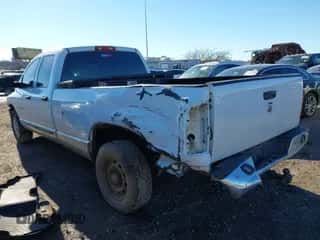 2003 Dodge 3500 ST z VIN 3D7LA38C23G735417, wystawiony jako IAAI lot #41275936 z przebiegiem 235 021 mil mil oraz . Historia ofert i sprzedaży dostępna na DreamBid. Obrazek 3.