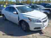 2013 Chevrolet Malibu LT z VIN 1G11C5SA9DF149517, wystawiony jako IAAI lot #43415565 z przebiegiem Nie podano mil oraz . Historia ofert i sprzedaży dostępna na DreamBid. Obrazek 1.