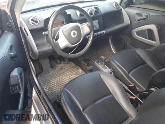 ✅ 2013 Smart fortwo Pure • VIN: WMEEJ3BA2DK699735 • Lot: 86467345. Wystawiony na Copart z przebiegiem 21 507 mil. Bezpłatny archiwum sprzedaży aukcyjnych z USA i szczegółowy raport historii pojazdu na DreamBid. Zdjęcie 8.