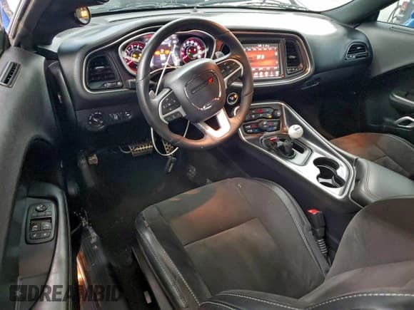 ✅ 2015 Dodge Challenger R/T Scat Pack • VIN: 2C3CDZFJ6FH910072 • Lot: 94411885. Wystawiony na Copart z przebiegiem 2 740 mil. Bezpłatny archiwum sprzedaży aukcyjnych z USA i szczegółowy raport historii pojazdu na DreamBid. Zdjęcie 8.