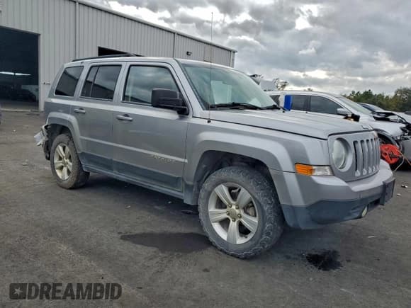 ✅ 2015 Jeep Patriot Latitude • VIN: 1C4NJRFB6FD245449 • Lot: 95658285. Wystawiony na Copart z przebiegiem 177 727 mil. Bezpłatny archiwum sprzedaży aukcyjnych z USA i szczegółowy raport historii pojazdu na DreamBid. Zdjęcie 4.