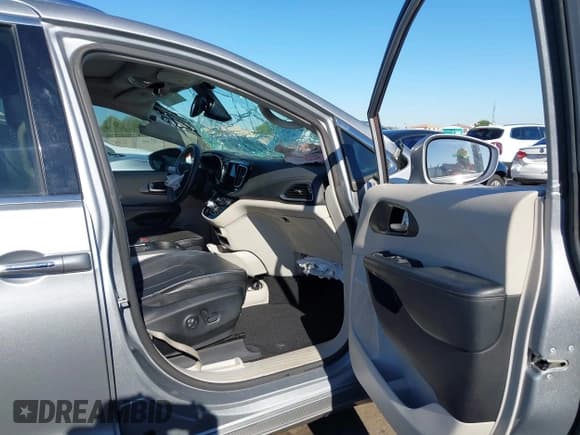 ✅ 2019 Chrysler Pacifica Limited • VIN: 2C4RC1GG4KR552357 • Lot: 43189981. Wystawiony na IAAI z przebiegiem 42 927 mil. Bezpłatny archiwum sprzedaży aukcyjnych z USA i szczegółowy raport historii pojazdu na DreamBid. Zdjęcie 5.