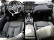 ✅ 2023 Nissan Qashqai SV • VIN: JN1BJ1BW9PW106048 • Lot: 50599035. Wystawiony na Copart z przebiegiem 13 744 mil. Bezpłatny archiwum sprzedaży aukcyjnych z USA i szczegółowy raport historii pojazdu na DreamBid. Zdjęcie 8.