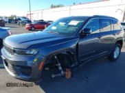 ✅ 2023 Jeep Grand Cherokee Laredo • VIN: 1C4RJHAG4PC586189 • Lot: 43442603. Wystawiony na IAAI z przebiegiem 18 272 mil. Bezpłatny archiwum sprzedaży aukcyjnych z USA i szczegółowy raport historii pojazdu na DreamBid. Zdjęcie 6.