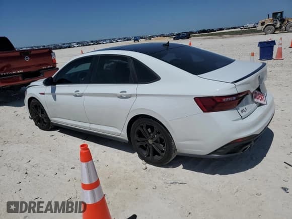 ✅ 2022 Volkswagen Jetta Autobahn • VIN: 3VW2T7BUXNM016765 • Lot: 52581365. Wystawiony na Copart z przebiegiem 24 228 mil. Bezpłatny archiwum sprzedaży aukcyjnych z USA i szczegółowy raport historii pojazdu na DreamBid. Zdjęcie 2.