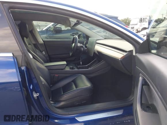 ✅ 2019 Tesla Model 3 Long Range • VIN: 5YJ3E1EB2KF452874 • Lot: 43279721. Wystawiony na IAAI z przebiegiem 114 186 mil. Bezpłatny archiwum sprzedaży aukcyjnych z USA i szczegółowy raport historii pojazdu na DreamBid. Zdjęcie 5.