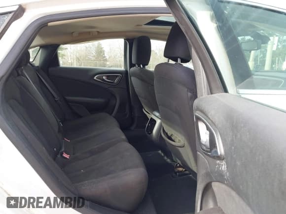 ✅ 2015 Chrysler 200 Limited • VIN: 1C3CCCAB0FN693092 • Lot: 43831005. Wystawiony na IAAI z przebiegiem 103 006 mil. Bezpłatny archiwum sprzedaży aukcyjnych z USA i szczegółowy raport historii pojazdu na DreamBid. Zdjęcie 8.